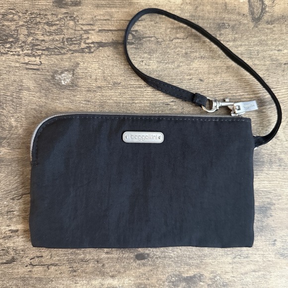 Baggallini RFID Wallet Wristlet Black Zipper Closure Travel New W/Out Tags - Picture 1 of 8